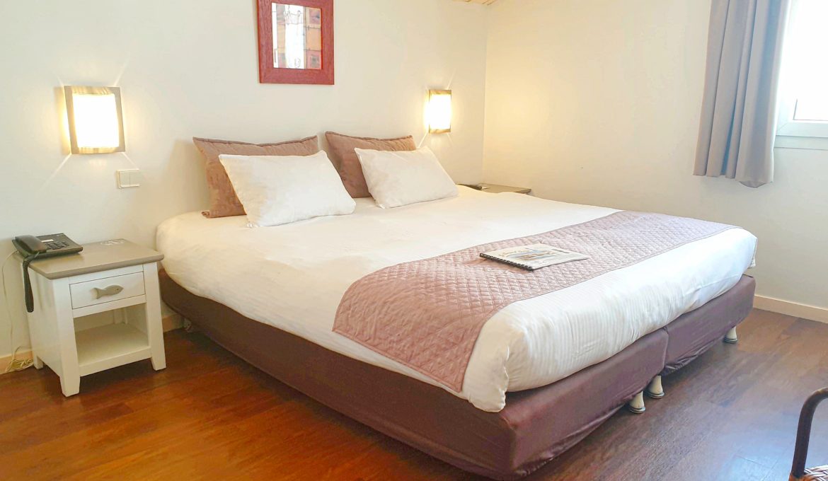 Standard Room with interior courtyard view